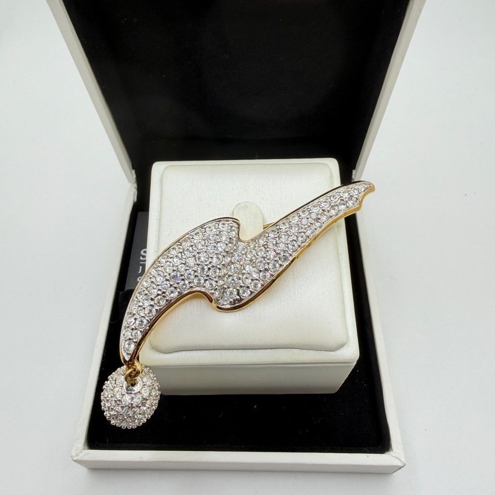 Vintage Signed Swarovski "Swish/Wave" style Brooch/pin in gold tone metal!